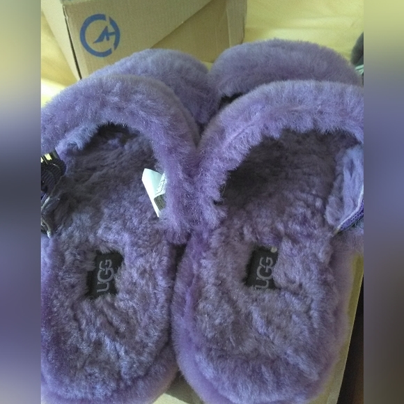 FAB CON UGGS PURPLE FUZZY FURRY AND FUN SZ.9 WORN A FEW TIMES IN HOUSE (TOO BIG) - Picture 4 of 8